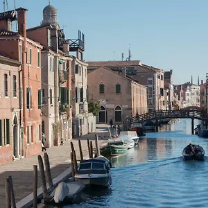 https://art-painting-apartment-amazing-canal-view.hotelslidodijesolo.com
